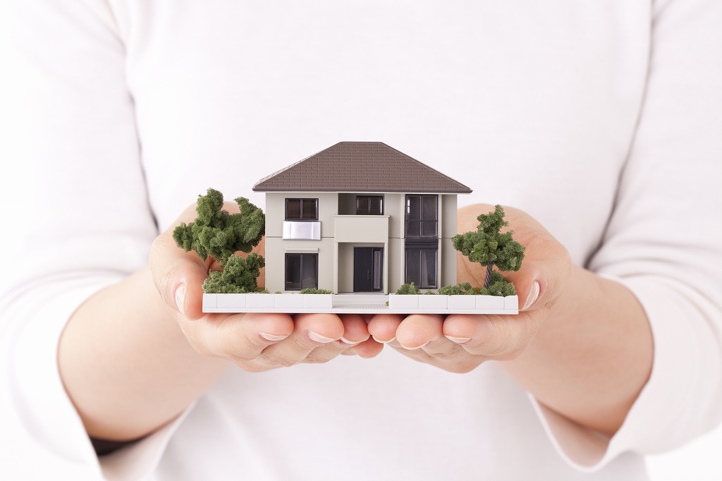 家の模型を持つ