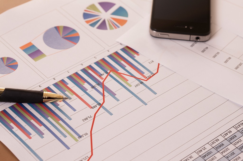 グラフとペンとスマートフォン